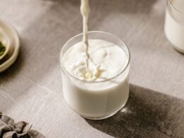 Los científicos están añadiendo ARNm en la leche de vaca para ‘forzar la vacunación’ en no vacunados