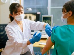 El falso rumor de que Japón ha suspendido el uso de las vacunas de ARNm por las muertes súbitas